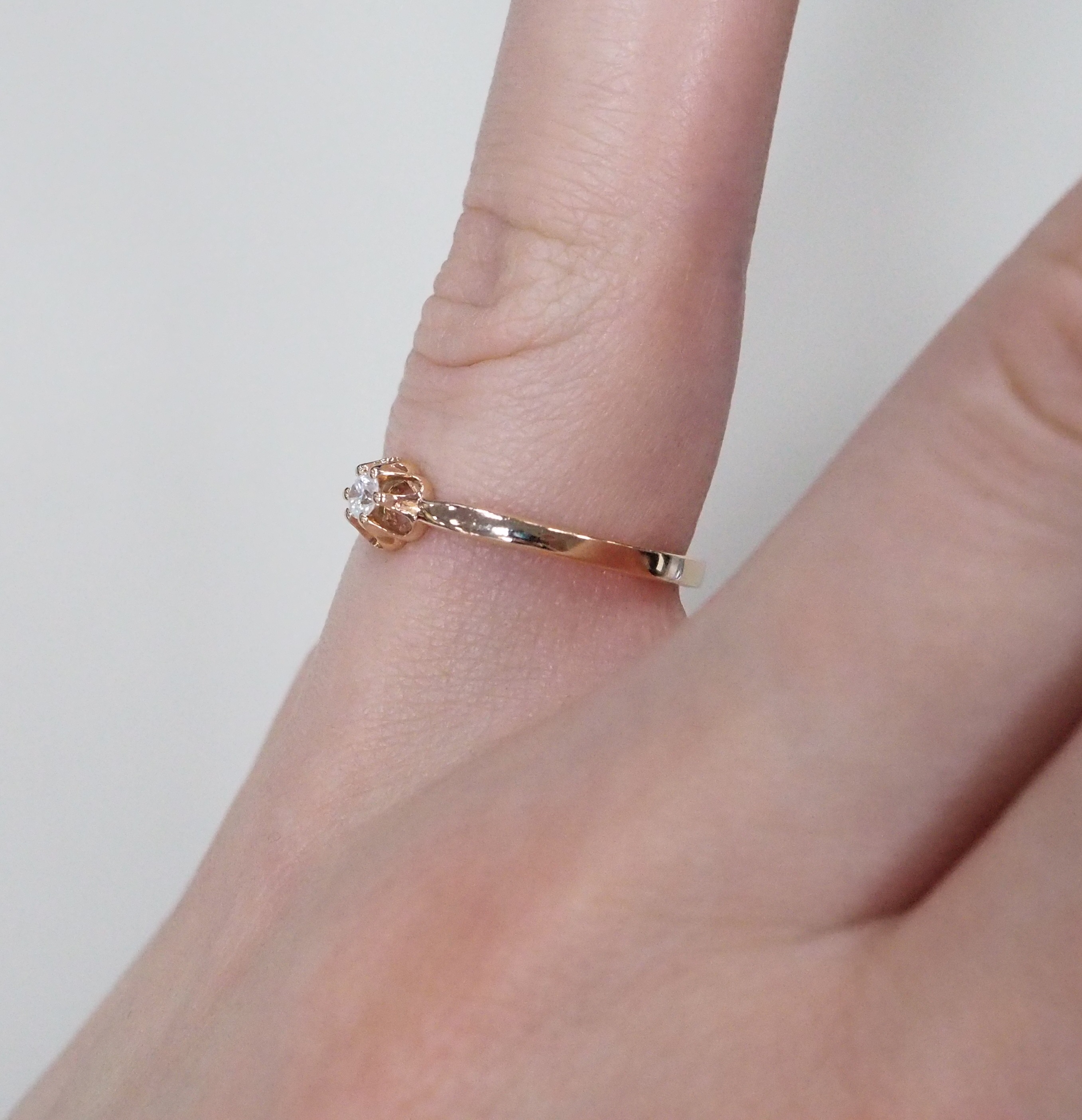 Серебряное кольцо с бриллиантом "Цветок"